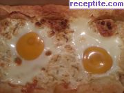 Яйца на очи върху бутер тесто