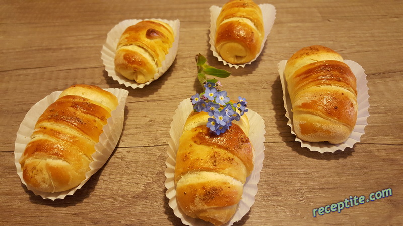 Снимки към Кифлички със салам и кашкавал