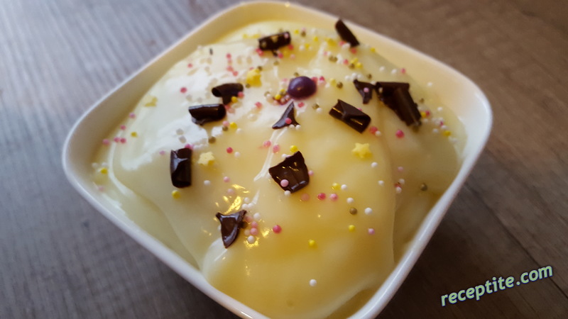 Снимки към Бисквитен десерт с млечен крем Криси