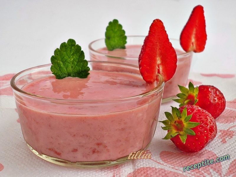 Снимки към Крем от ягоди с кисело мляко