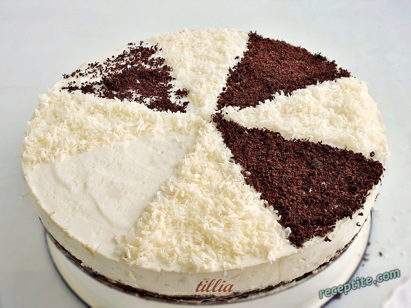 Снимки към Шоколадова торта с кокос без печене