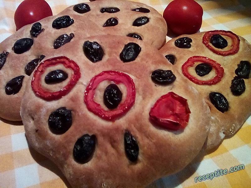 Снимки към Фокача с чери домати, маслини и риган