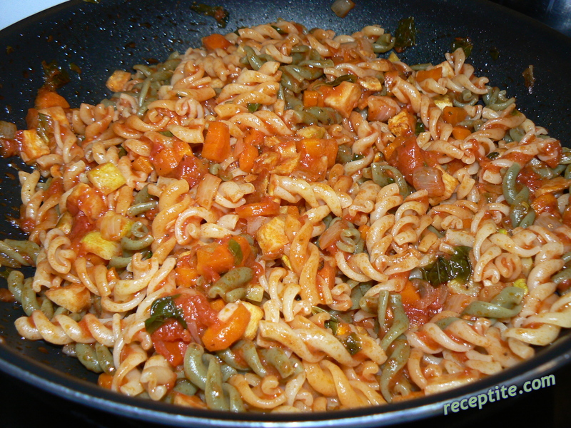 Снимки към Паста с доматен сос и зеленчуци