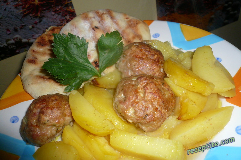 Снимки към Кюфтенца с картофи на фурна