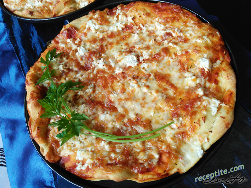 Снимки към Българска пица със сирене и кашкавал