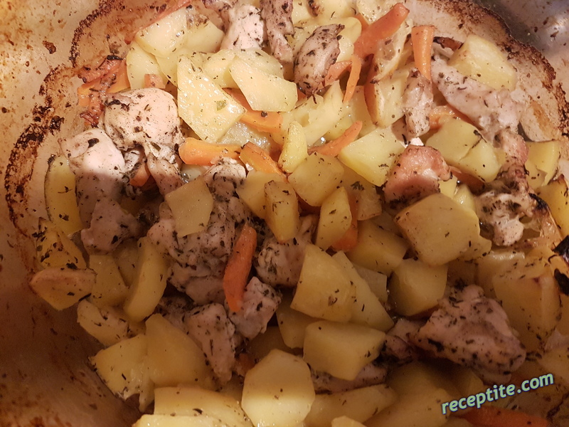 Снимки към Печено пиле с картофи, моркови и лимон