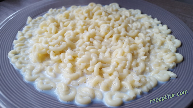 Снимки към Макаронена закуска с мляко