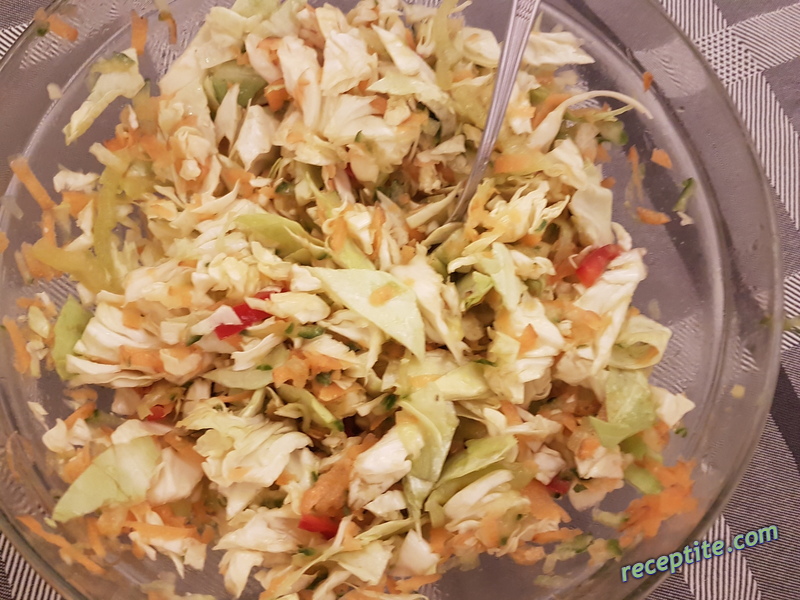 Снимки към Салата със зеле, домат, морков и краставица