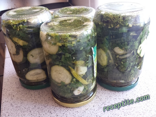 Снимки към Корнишони рязани с люти чушки