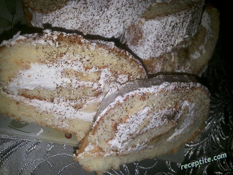 Снимки към Руло с ванилов крем и сливи