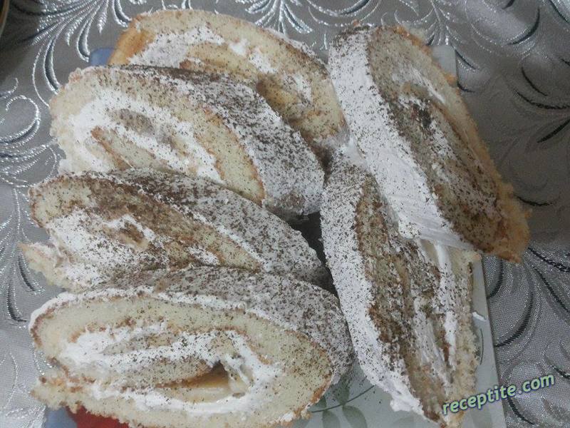 Снимки към Руло с ванилов крем и сливи