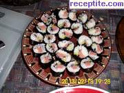 снимка 1 към рецепта Суши с пушена сьомга и краставички