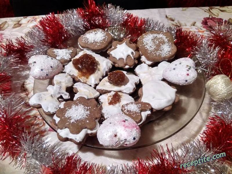 Снимки към Какаови коледни сладки с целувчена глазура