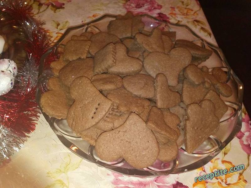 Снимки към Какаови коледни сладки с целувчена глазура