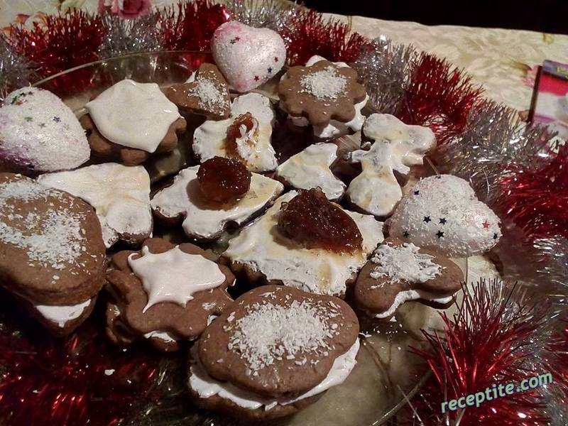 Снимки към Какаови коледни сладки с целувчена глазура