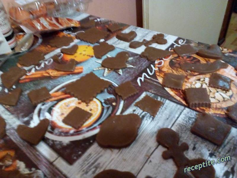Снимки към Какаови коледни сладки с целувчена глазура