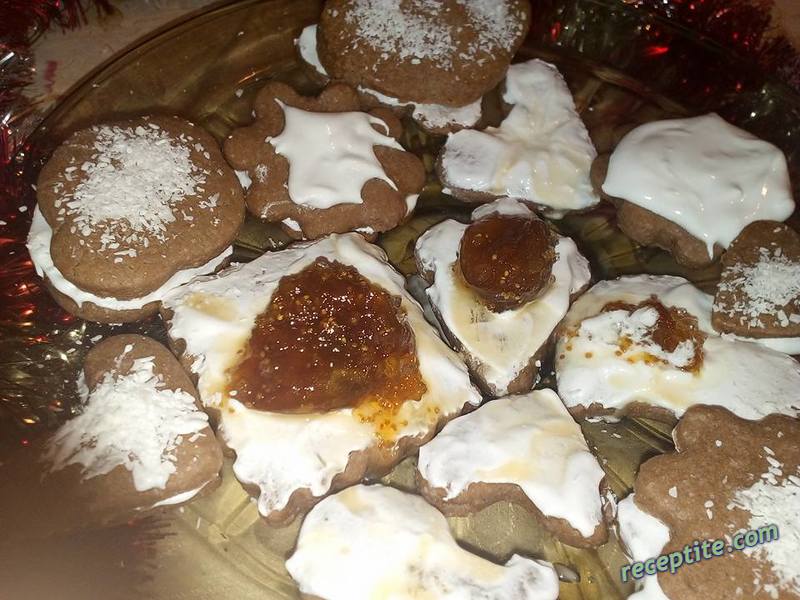 Снимки към Какаови коледни сладки с целувчена глазура