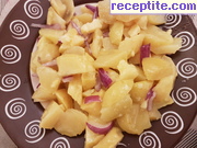 снимка 21 към рецепта Картофена салата с кромид лук