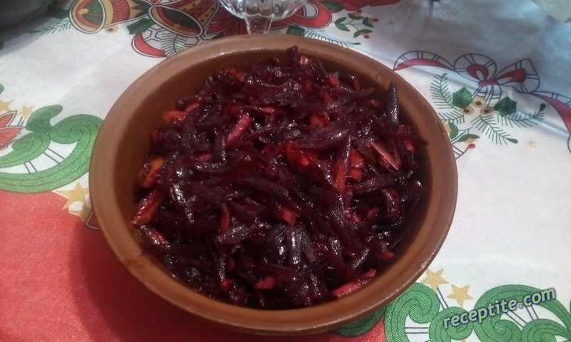 Снимки към Салата от червено цвекло с ябълки и моркови