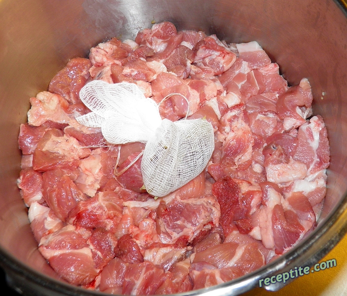 Снимки към Свинско с кисело зеле и праз в бързоварка