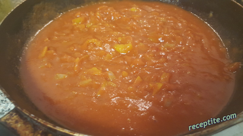 Снимки към Кюфтета с картофи и доматено пюре