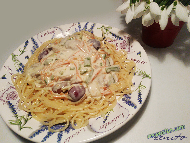 Снимки към Спагети със сметана, топено сирене и зеленчуци