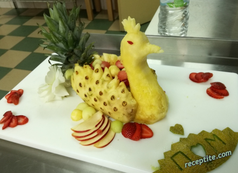 Снимки към Пълнен ананас с тропическа салата