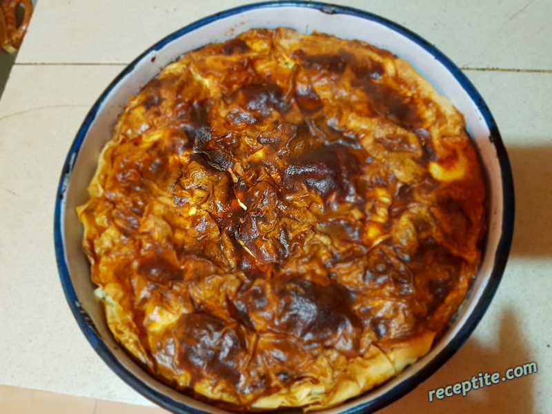 Снимки към Баница с готови кори и праз лук