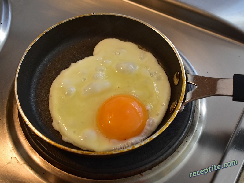 Снимки към Гурме бургери с бекон и яйце