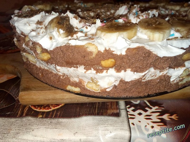 Снимки към Бисквитена торта с два вида крем и банани