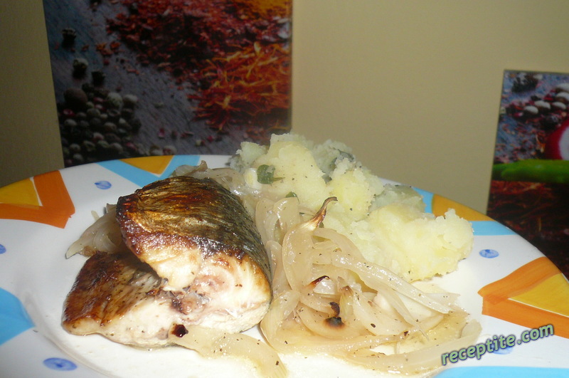 Снимки към Скумрия на фурна с кисели краставички и лук