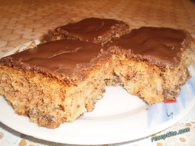Снимки към Ябълков сладкиш с орехи и шоколадова глазура