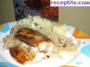снимка 8 към рецепта Скумрия на фурна с кисели краставички и лук