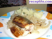 снимка 6 към рецепта Скумрия на фурна с кисели краставички и лук