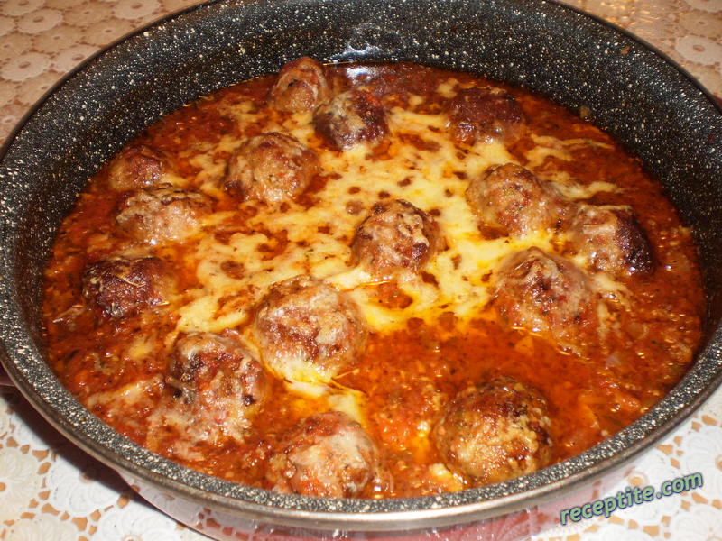 Снимки към Кюфтенца в доматен сос и кашкавал