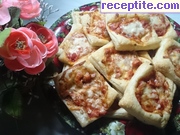 снимка 2 към рецепта Пица от бутер тесто с колбас, лютеница и кашкавал