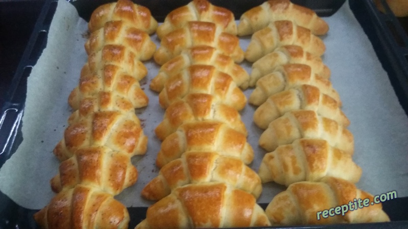 Снимки към Бързи пухкави кифлички с локум