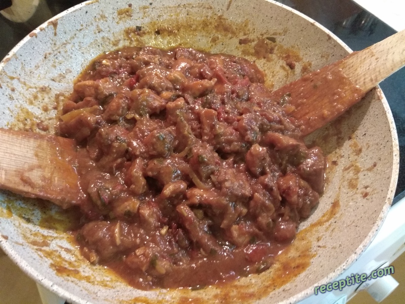 Снимки към Месо в доматен сос на тиган