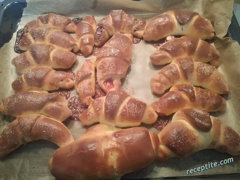 Снимки към Тесто за кифлички и питки замесено в хлебопекарна