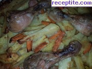 снимка 4 към рецепта Пилешки бутчета с хрупкави картофи на фурна