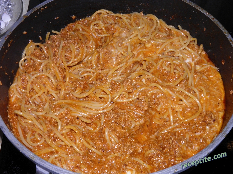 Снимки към Спагети с доматено пюре, кайма и кашкавал