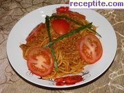 Спагети с доматено пюре, кайма и кашкавал