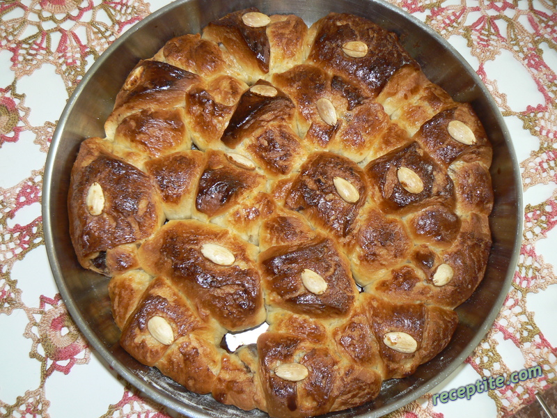 Снимки към Козунак и кифлички с плънка от какао и стафиди