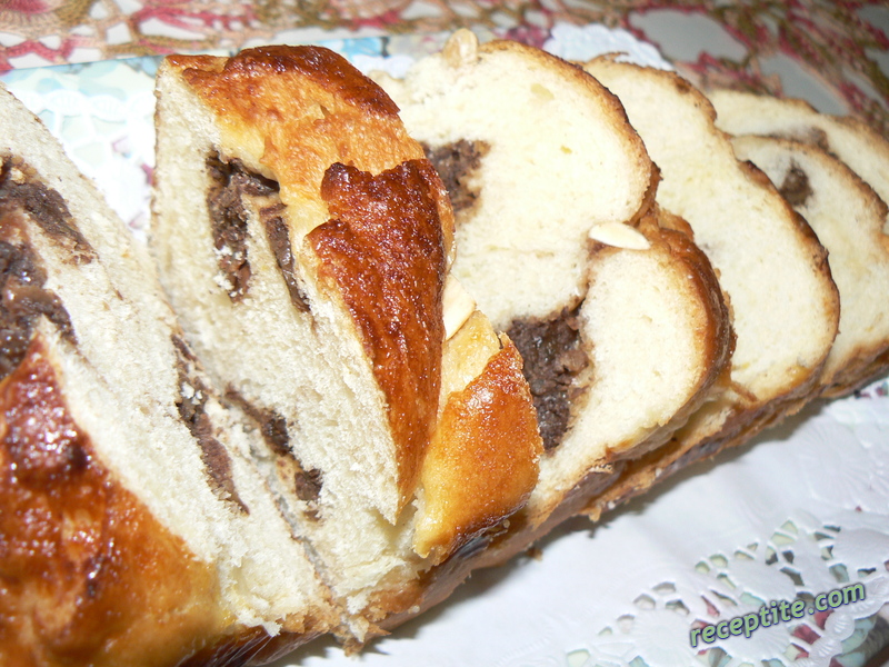 Снимки към Козунак и кифлички с плънка от какао и стафиди