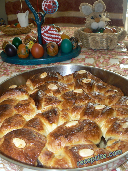 Снимки към Козунак и кифлички с плънка от какао и стафиди