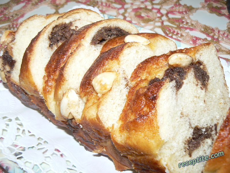 Снимки към Козунак и кифлички с плънка от какао и стафиди