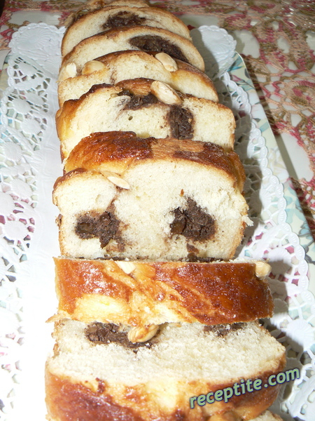 Снимки към Козунак и кифлички с плънка от какао и стафиди