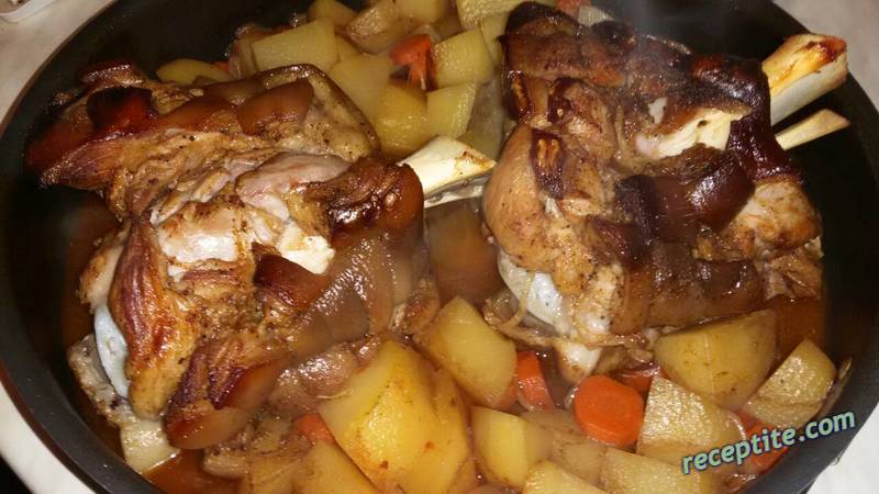 Снимки към Печен свински джолан с картофи, моркови и гъби