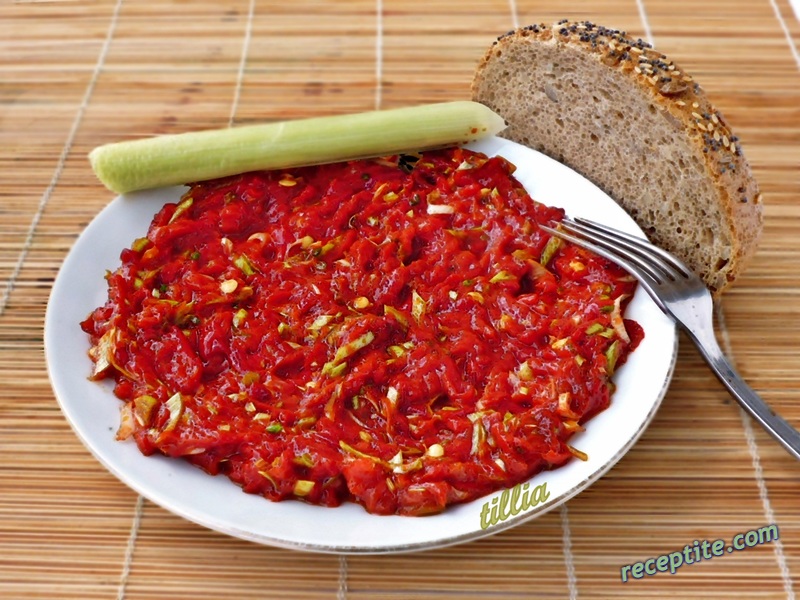 Снимки към Лютика от сушени чушки с праз лук