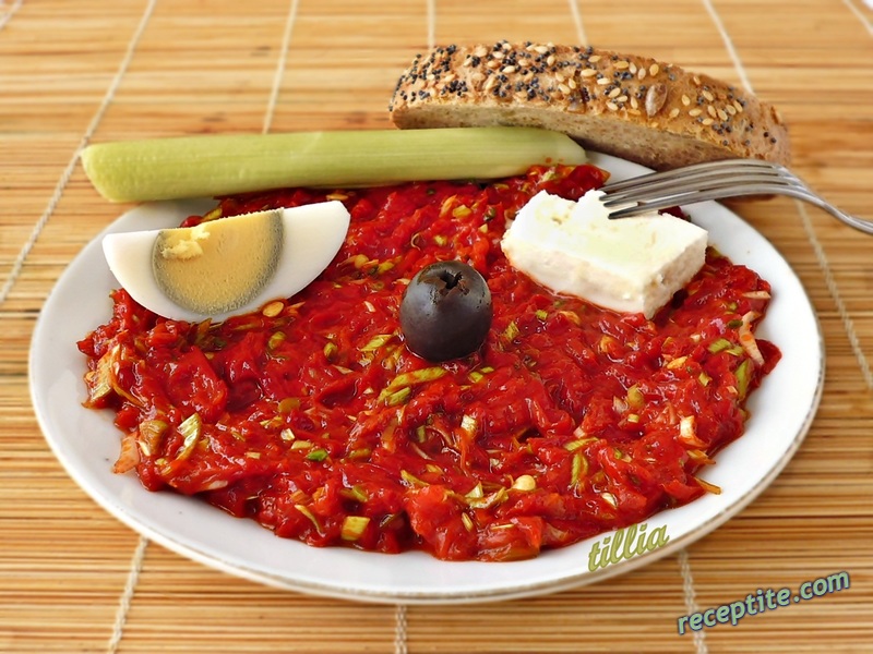 Снимки към Лютика от сушени чушки с праз лук